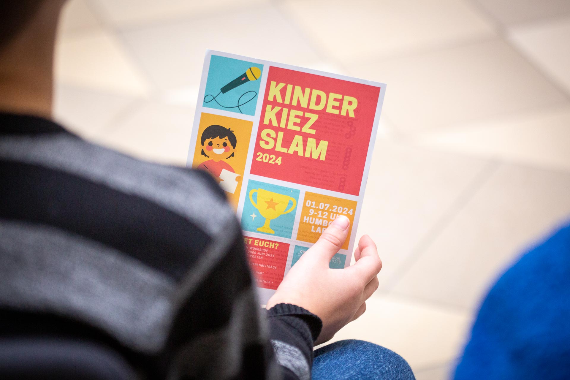 kinder_uni_poetry_slam_bas_boetcher_06.11.2024_stefan_klenke-0011.jpg