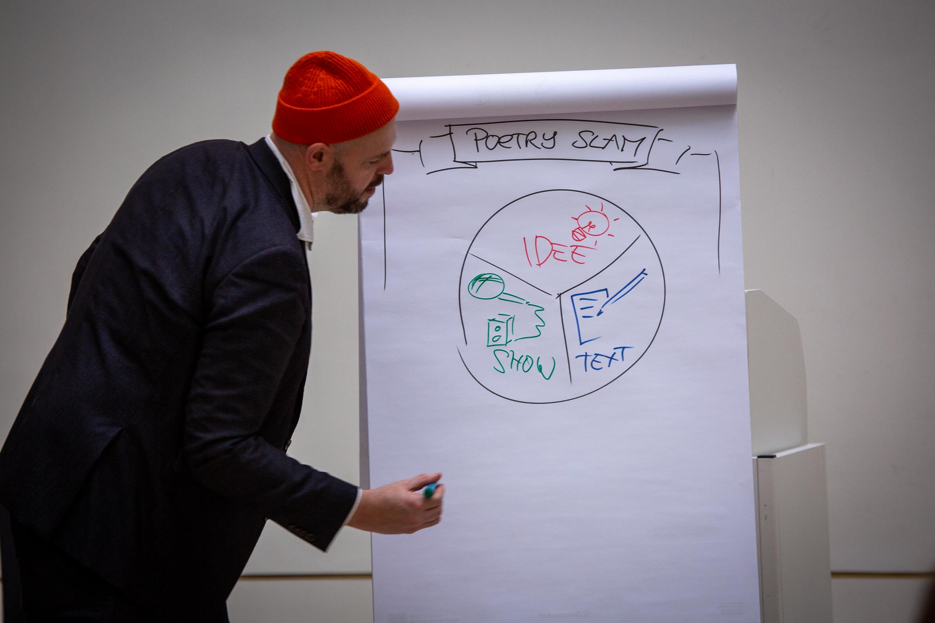 kinder_uni_poetry_slam_bas_boetcher_06.11.2024_stefan_klenke-0096.jpg