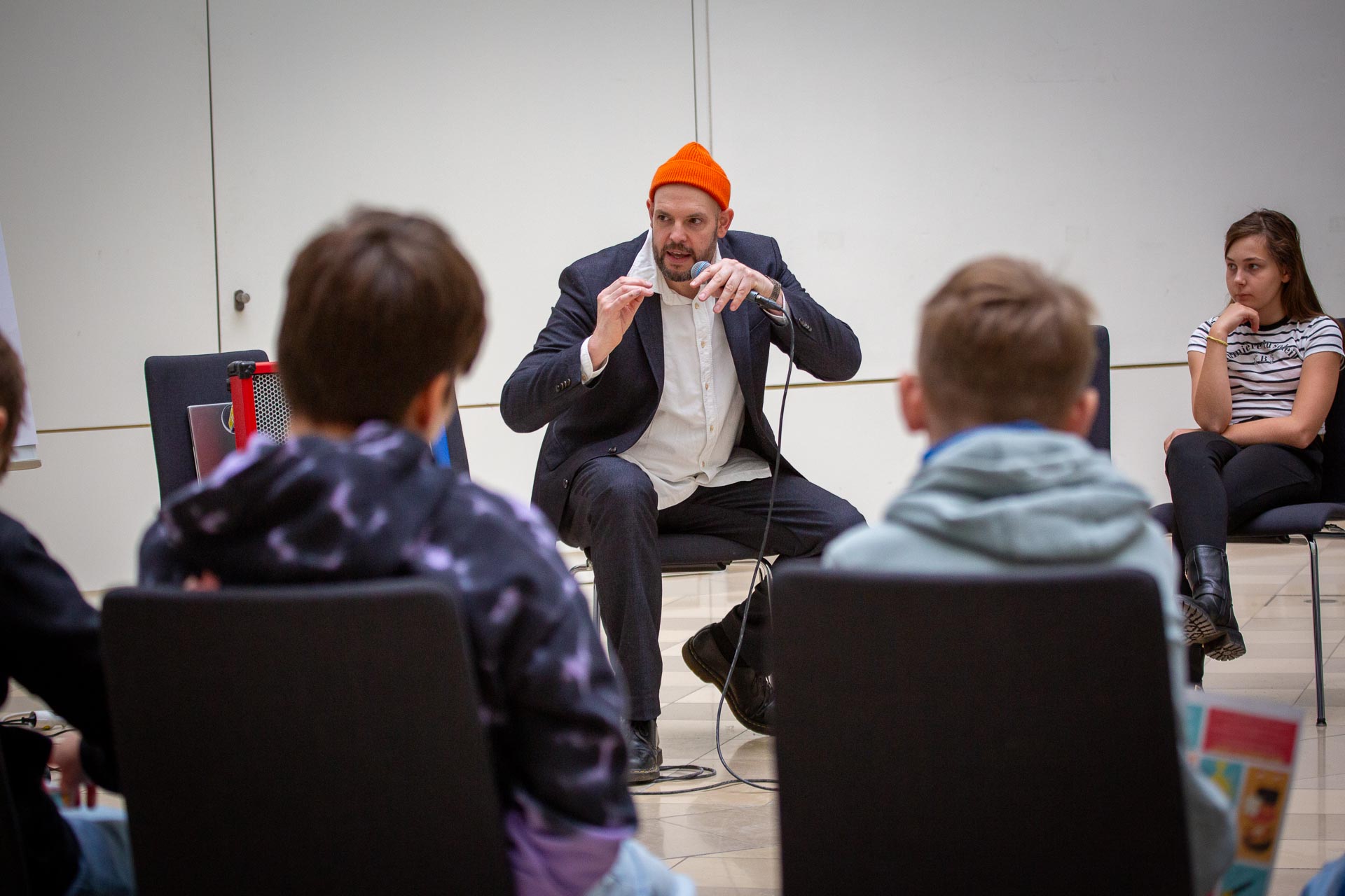 kinder_uni_poetry_slam_bas_boetcher_06.11.2024_stefan_klenke-0105.jpg