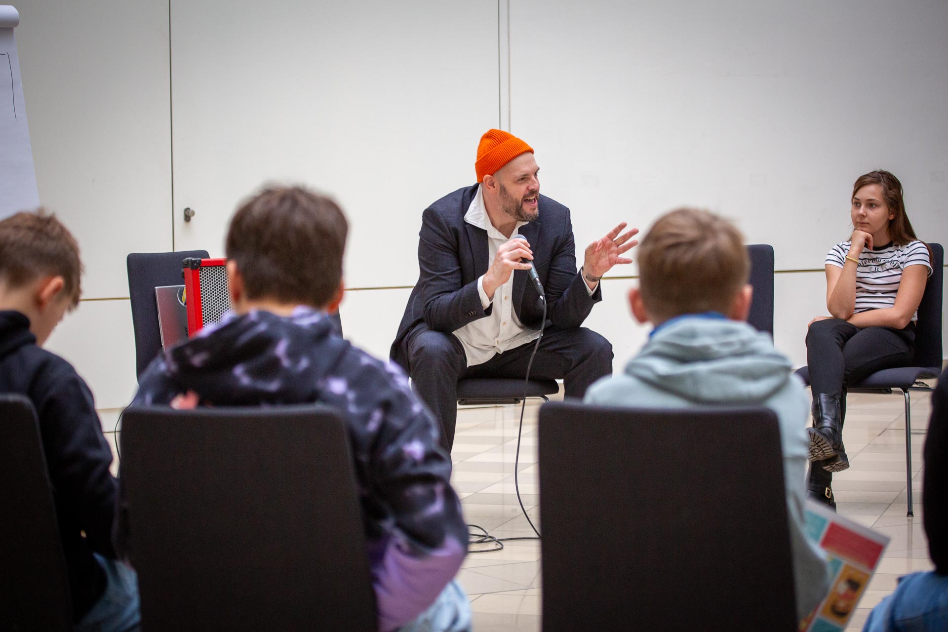 kinder_uni_poetry_slam_bas_boetcher_06.11.2024_stefan_klenke-0112.jpg