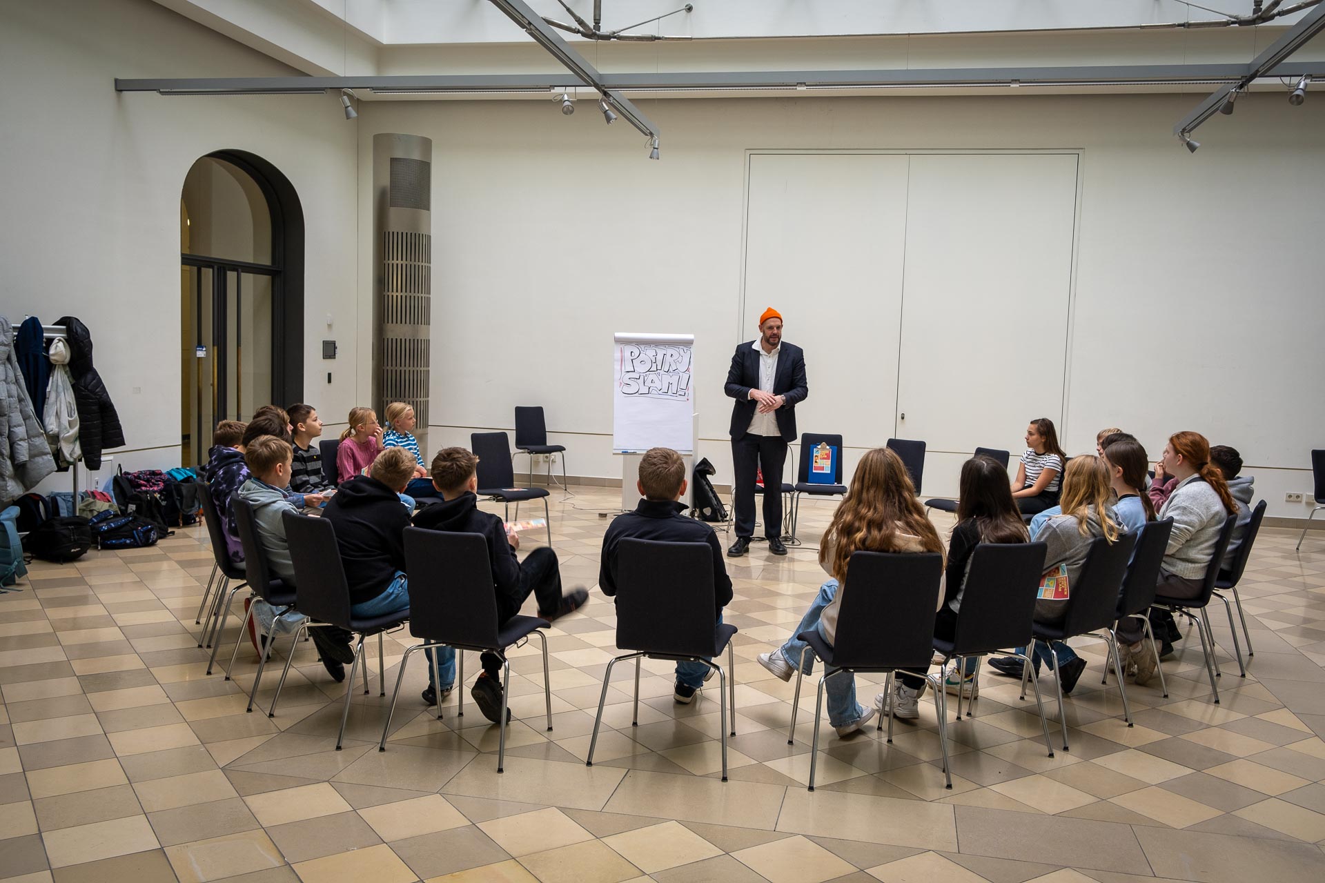 kinder_uni_poetry_slam_bas_boetcher_06.11.2024_stefan_klenke-4977.jpg