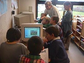 gruppe_vor_computer_klein.jpg